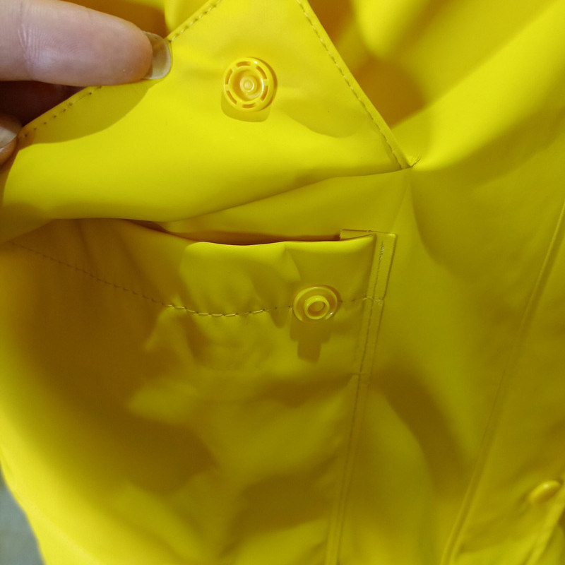 ມາໃຫມ່ຜູ້ຊາຍຄົນອັບເດດ: Button-Pocket Fishtail Rain Coat ກັນນ້ໍາ / Hooded Rain Jacket